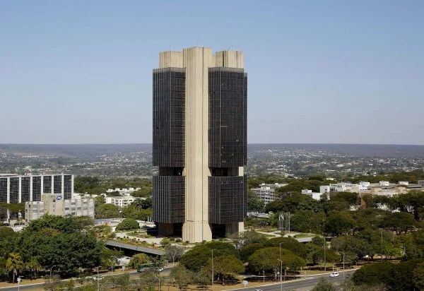 Banco Central aumenta taxa Selic pela sétima vez consecutiva, para 15% ao ano