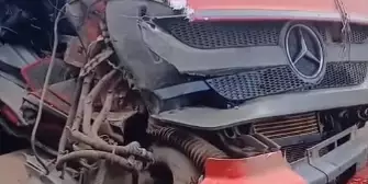 Carreta fica destruída ao em acidente com caminhão boiadeiro