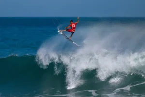 Italo Ferreira brilha com aéreo para alcançar quartas da etapa do Rio