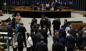 Governo não sabe se vai ao Supremo por IOF, diz AGU