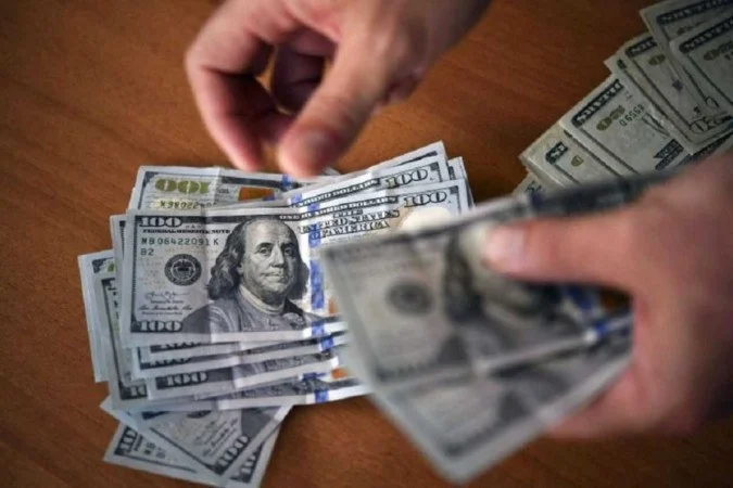 Dólar fecha a R$ 5,42 e atinge o menor patamar desde agosto de 2024
