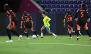 Com 10, Brasil segura a Colômbia e avança em 1º na Copa América