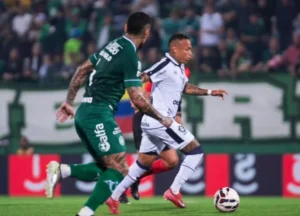 Remo empata com a Chapecoense e volta ao G4, com gol no fim