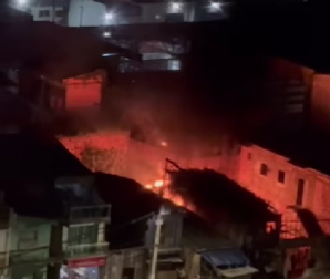 Fogo destrói casa na Pedreira, em Belém; incêndio assustou moradores