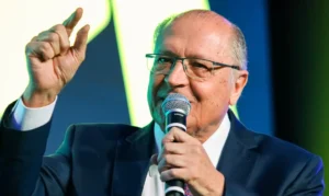 Governo vai trabalhar para reverter taxação dos EUA, diz Alckmin