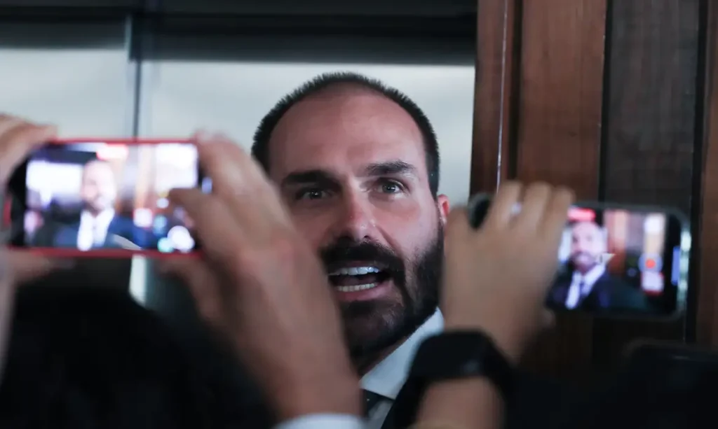 Eduardo Bolsonaro faz live e diz que não renunciará; licença chega ao fim