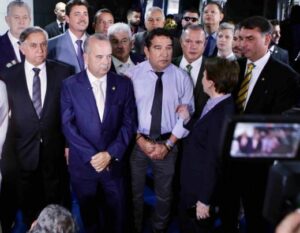 Com 41 assinaturas, oposição protocola pedido de impeachment de Moraes