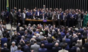Após obstrução de Plenário, Hugo Motta abre sessão e pede respeito