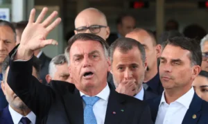 Moraes decreta prisão domiciliar de Bolsonaro por uso de redes sociais