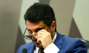 Marcos do Val volta dos EUA e é levado para colocar tornozeleira eletrônica